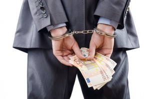 Hombre esposado con billetes de 50€ en la mano, detenido por blanqueo de capital