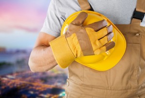 Operario con casco y guantes aplicando una correcta prevención de riesgos laborales