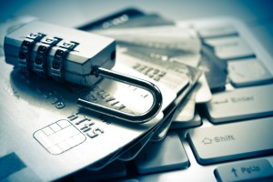 Candado con combinación y tarjetas de crédito simulando herramientas para evitar el fraude bancario