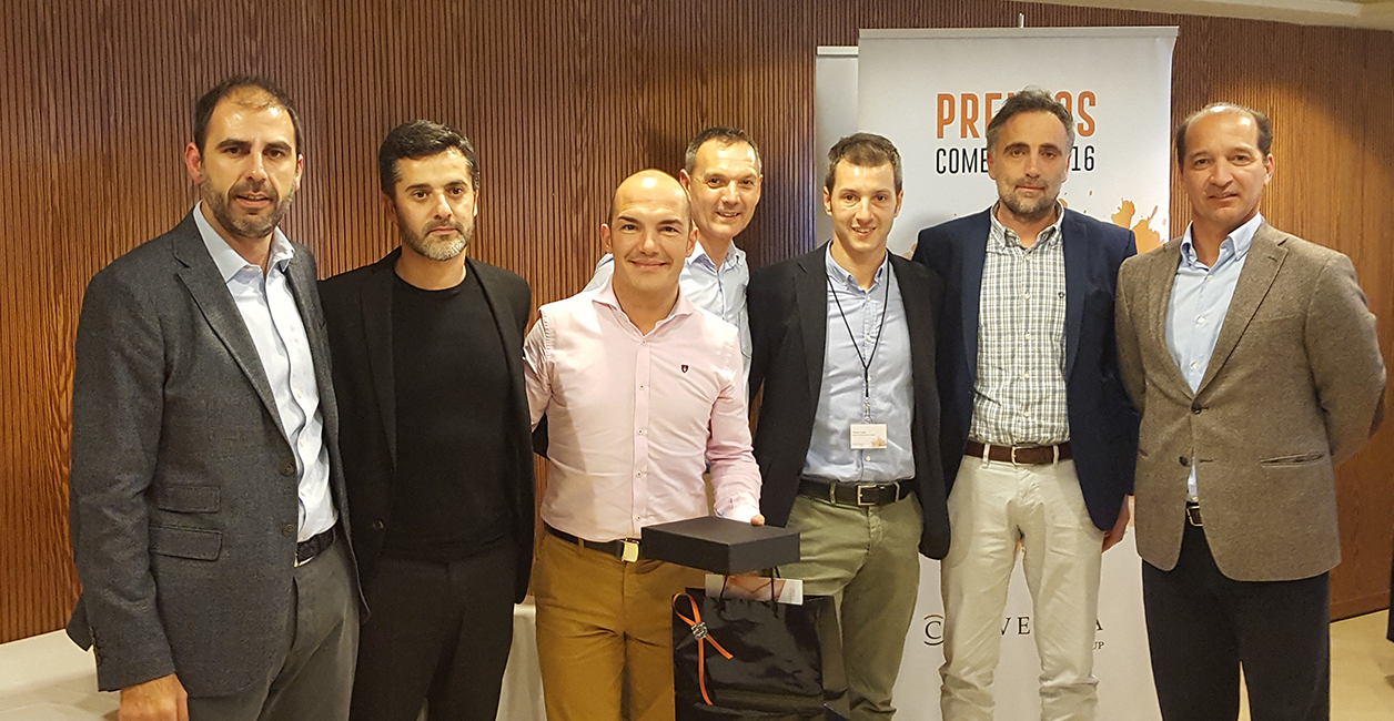 El equipo comercial de la Delegación de Baix Llobregat recogiendo el 3r Premio a Mejor Delegación - Convención Conversia 2017