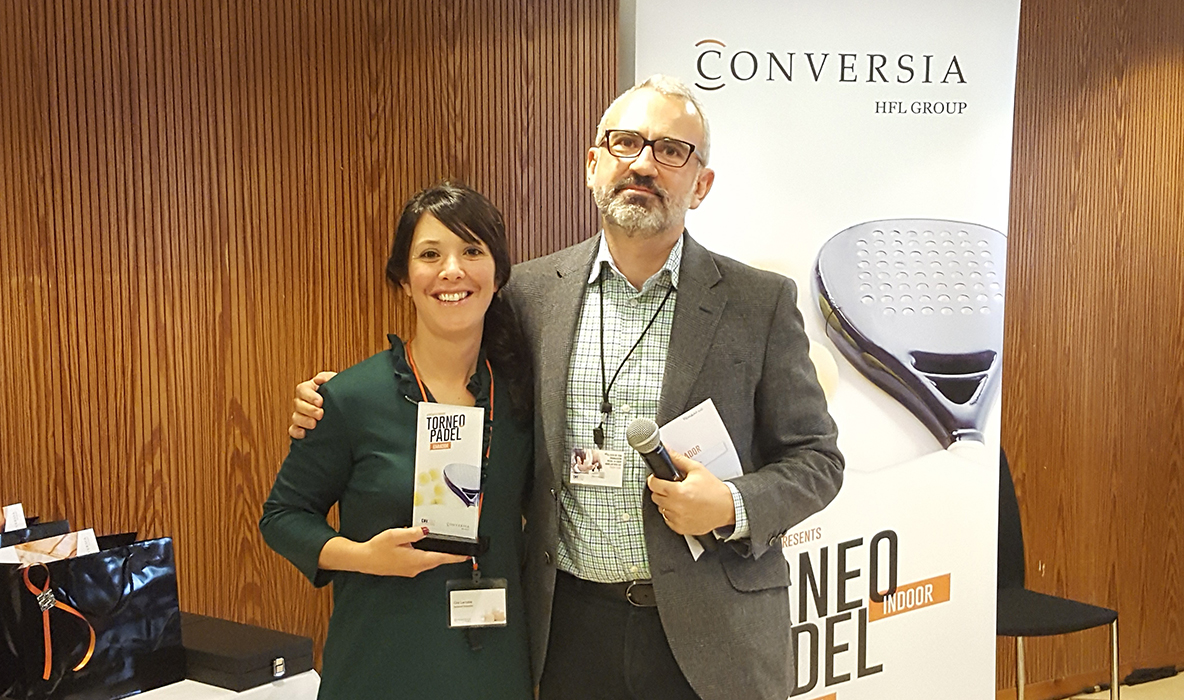 La ganadora de la categoría femenina, Cira Larrubia, junto al Director General de Conversia, Alfonso Corral - Convención Conversia 2017 Torneo de Pádel