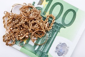 Billete de 100 euros y joyas de oro, proceso de blanqueo de capitales a través del nacrotráfico y la compraventa de oro