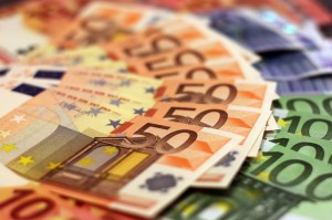 Billetes de 50 y 100 euros, la Agencia Tributaria contra el Blanqueo de capitales