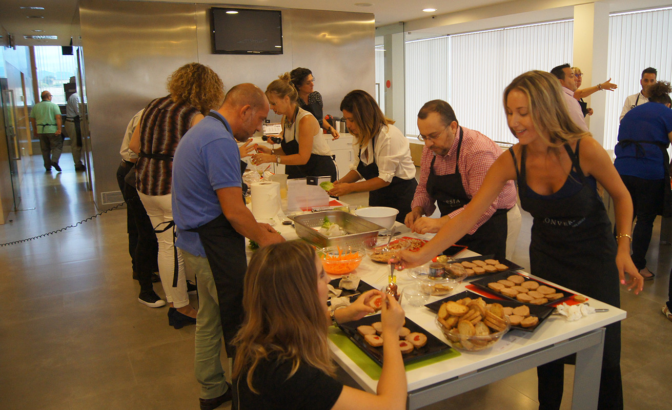 Los participantes durante el desarrollo de la actividad de Teambuilding Cooking durante el desarrollo del Kick Off Auditores de Conversia