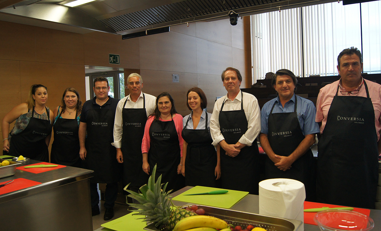 Asistentes a la actividad de Teambuilding Cooking durante el desarrollo del Kick Off Auditores de Conversia