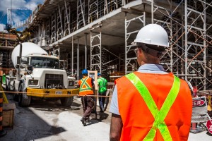 Trabajadores de la construcción vistiendo EPI (Equipo de protección individual)