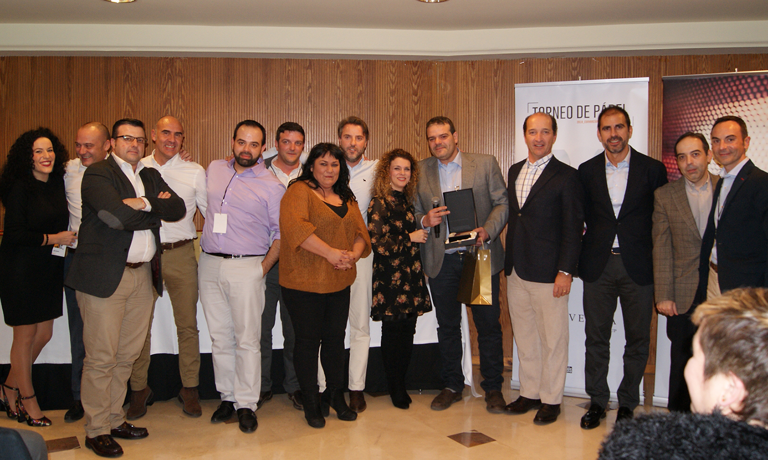 José Manuel del Río, junto con el resto de compañeros de la delegación Madrid Oeste, recogiendo el 1er premio de la categoría de Mejor Vendedor en la Convención 2018 de Conversia