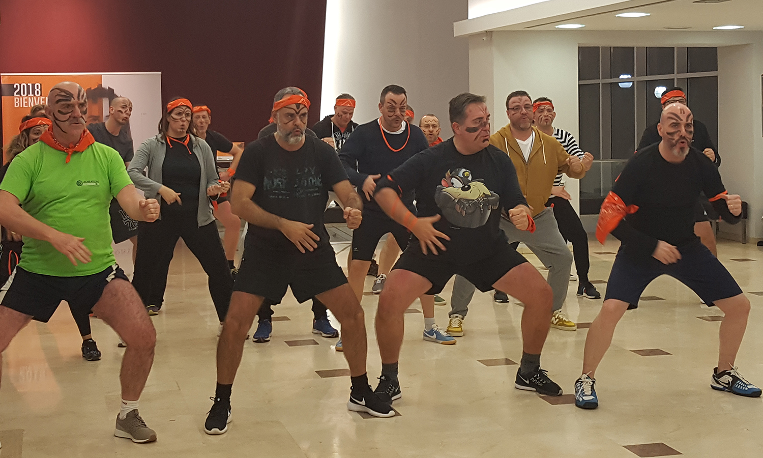 El equipo naranja durante la realización de su versión de la Danza Haka Maorí durante la Convención 2018 de Conversia