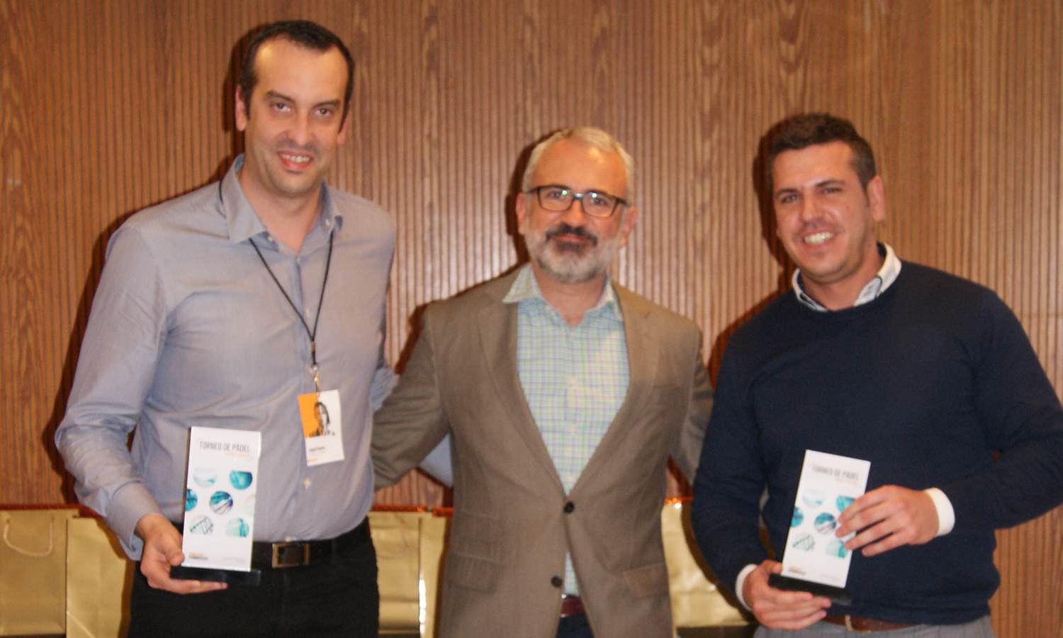 Los finalistas de la categoría masculina, Quim Lloveras y Rafael Salcedo, junto al Director General de Conversia, Alfonso Corral durante la Convención 2018 de Conversia