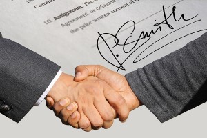 dos personas encajando la mano en un acuerdo
