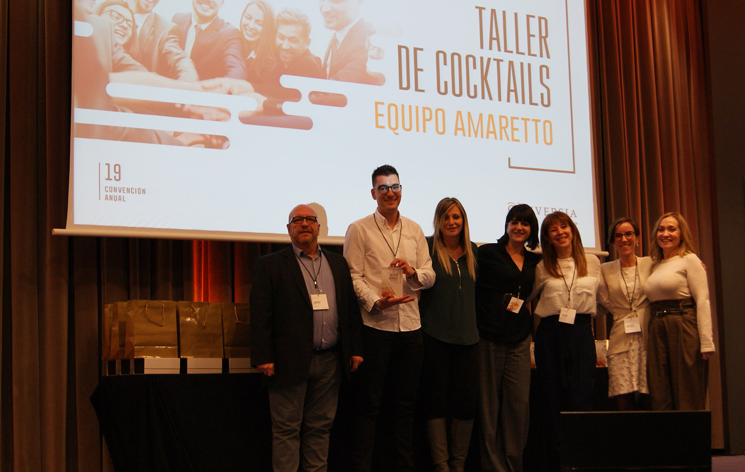 El equipo ganador, Amaretto, recibe el trofeo de manos de Angèlica Guillén, Directora de Marketing y Comunicación de Conversia.