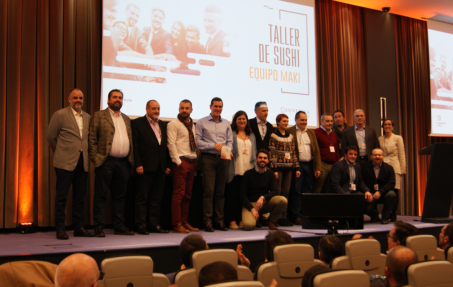 Los componentes del equipo Maki, ganador del taller, junto a la Directora de Marketing de Conversia, Angèlica Guillén.