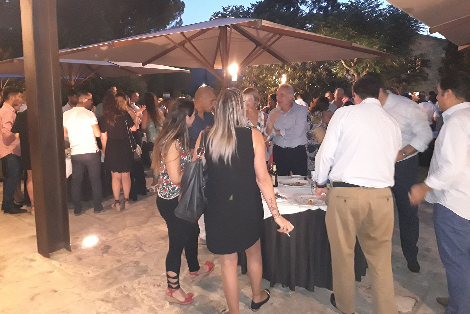 Los asistentes disfrutando del cocktail durante la celebración del Check Point Julio 2019.