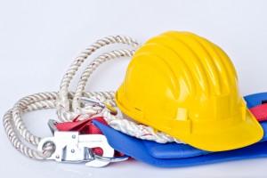 Casco y arnés, dos básicos para la prevención de accidentes laborales