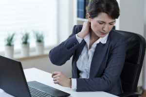 Mujer trabajando delante del ordenador. Adoptar una postura correcta es fundamental para la prevención de riesgos laborales