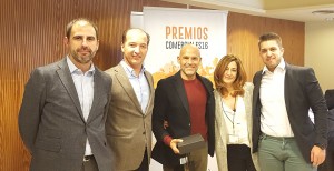 Francisco García recogiendo el 2º premio de la categoría de Mejor Vendedor junto a sus compañeros, Jennifer Dengra y Sergio Molina - Convención Conversia 2017
