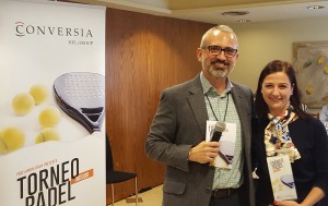 El Director General de Conversia, Alfonso Corral, junto a la finalista de la categoría femenina, Sara Repiso - Convención Conversia 2017 Torneo de Pádel