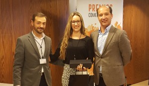 Jennifer Medina recogiendo el 1r premio de la categoría de Mejor Auditor - Convención Conversia 2017