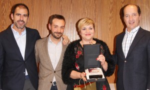 Maria Company recogiendo el 1er premio de la categoría de Mejor Teleconcertador durante la Convención 2018 de Conversia