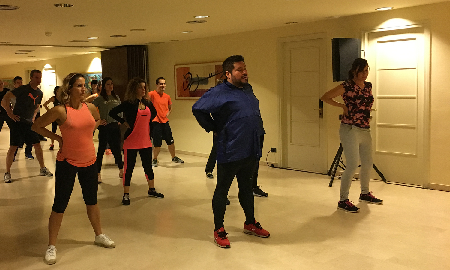 Algunos de los participantes a la sesión de Tai Chi Kung realizando un ejercicio durante la Convención 2018 de Conversia