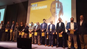 Los participantes de la prueba piloto con sus obsequios en la Convención 2018 de Conversia