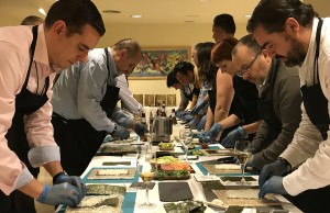 El Equipo Maki participando al taller de sushi de Conversia
