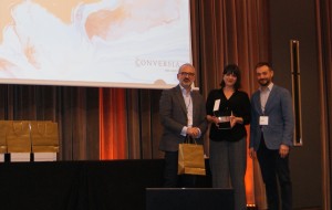 Susana Rodríguez recogiendo el 2º premio de la categoría de Mejor Teleconcertador de Conversia.