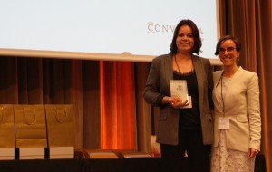 La finalista de la categoría femenina, Cristina Vilà, junto a la Directora de Marketing de Conversia, Angèlica Guillén. Torneo de Pádel de Conversia.