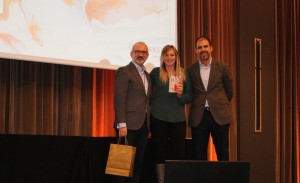 Eva Bonilla recogiendo el Premio a Mejor Vendedor LSSI de Conversia.