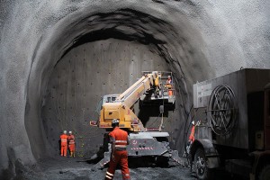 Foto túnel prevención de riesgos laborales para ilustrar post de Conversia sobre problemas y accidentes laborales