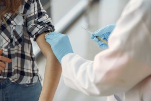 obligacion-vacuna-covid-conversia
